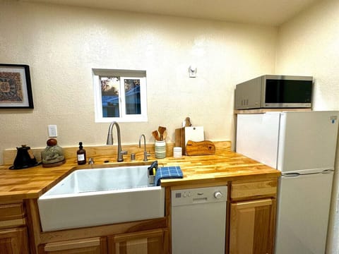 Everything you need in one place makes it easy to cook simple meals, reheat leftovers, or enjoy a relaxed breakfast in.