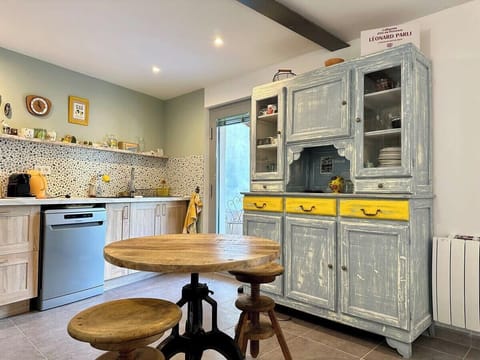 Kitchen and breakfast area