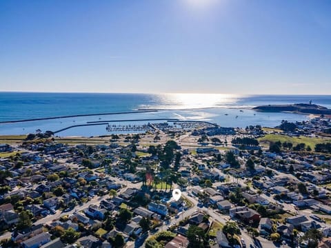 house location. Walk to beach, Sam's Chowder House, restaurants, harbor, bikes