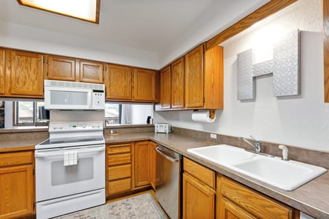 Open Kitchen allows many to enjoy cooking together | Main Level