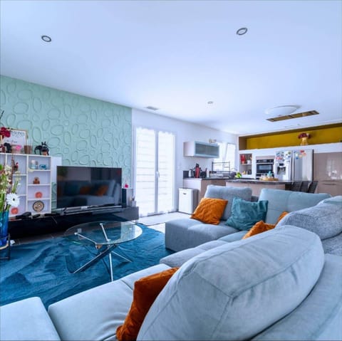 b973c6ee-25dd-4648-914b-3c0925db26f3 2