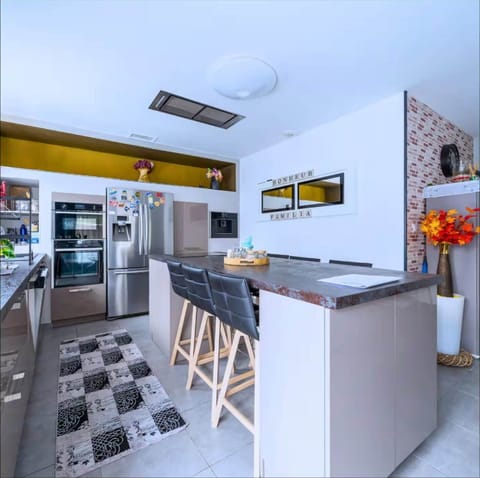 c9de275b-55c2-4eb4-bed1-57c259845603