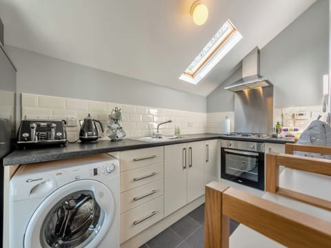 Kitchen | West Llwyn - Llwyn Holiday Cottages, Rhydowen
