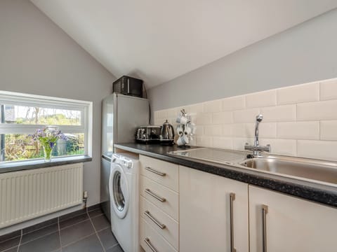 Kitchen | West Llwyn - Llwyn Holiday Cottages, Rhydowen