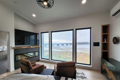 Large Primary suite with fantastic views!