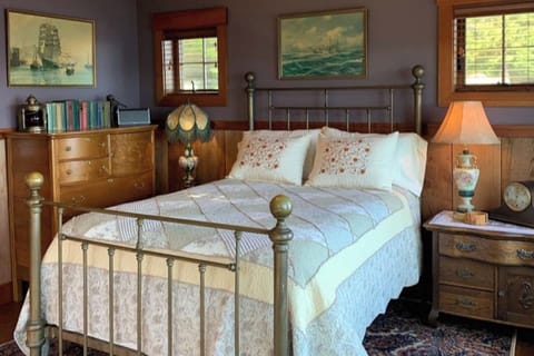 The combo bedroom/ living area has a queen size bed with brand new memory foam mattress.