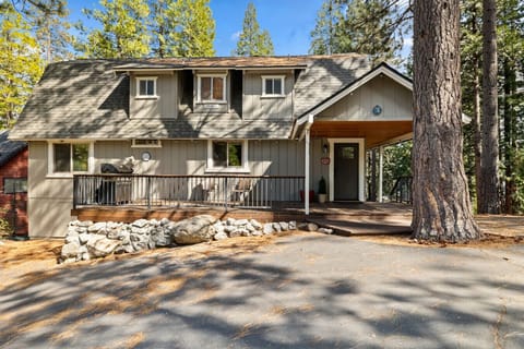 Deep in the heart of the Sierra Mountains, this spacious and welcoming family cabin is ready for your next getaway—where forest views and good company come standard.