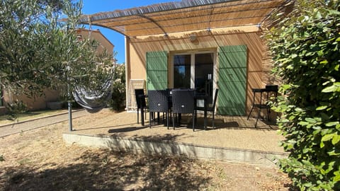 MOURIÈS Alpilles Provence vacation rental, comfortable cottage for rent with terrace for 6 people. Online reservation with Plaisirs & Maisons de Provence