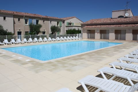 MOURIÈS Alpilles Provence vacation rental, comfortable gîte for rent with heated swimming pool 6 people. Online reservation with Plaisirs & Maisons de Provence