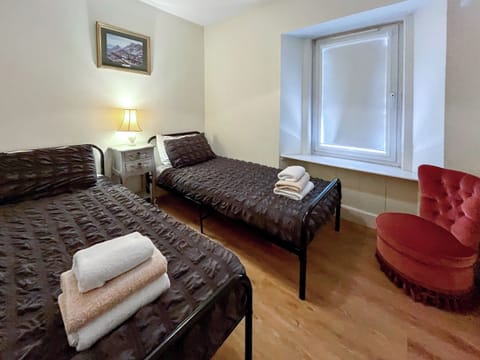 Twin bedroom | Struan House, Blairgowrie