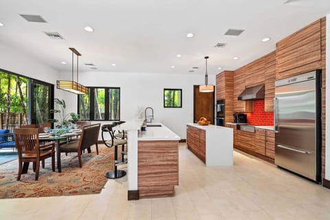 Large comfortable kitchen with diningroom next to it
