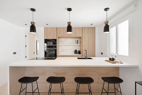 Large kitchen isle with 4 bar chairs