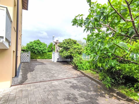 Flagstone, Walkway, Sidewalk, Garden, Driveway, Fence, Landscaping, Shade, Cobblestone, Home Fencing