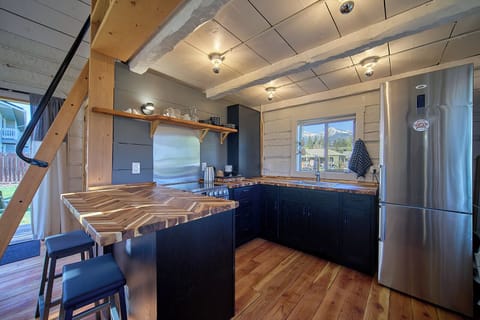 Full kitchen with everything you need for prepping meals or snacks.