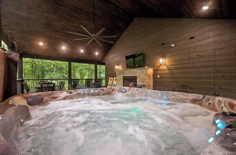 Relaxing Retreat: Unwind in the hot tub with forest views and a cozy fireplace ambiance!