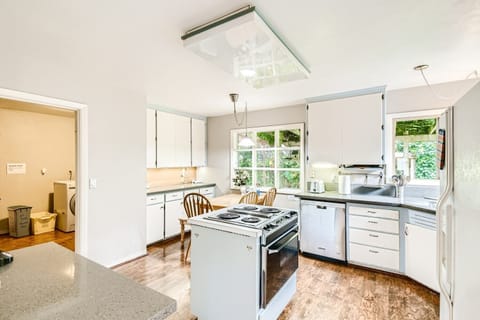 Fully stocked kitchen with all necessary appliance