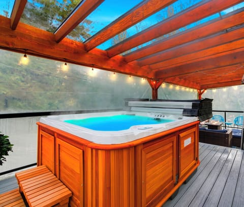 Indoor spa tub