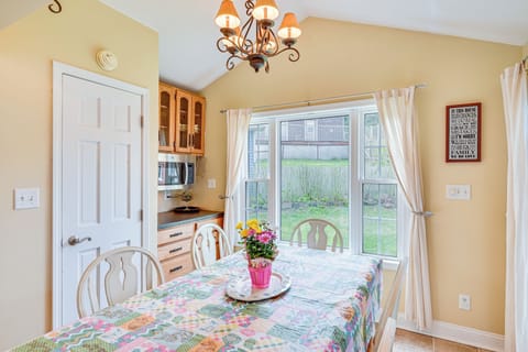 Dining Area | Dishware/Flatware Provided | 1st Floor