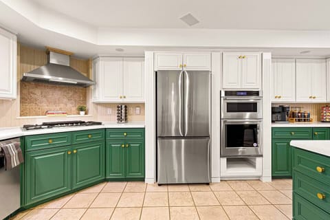 Chef’s kitchen with high-end finishes, perfect for cooking and gathering in style.