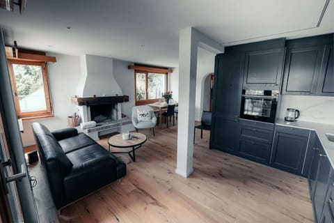 The wooden floor and windows give the room that cosy feel