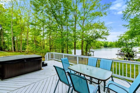 Meals with a View – Whether it’s morning pancakes or twilight wine, gather here where every seat comes with a story.