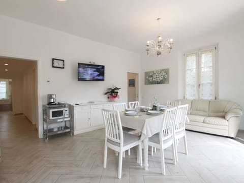 Furniture, Interior Design, Flooring, Floor, Wood, Ceiling, Table, Room, Lighting, Chair
