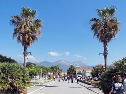 Sky, Public Space, Recreation, Leisure, Vacation, Walkway
