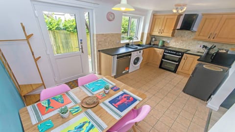 Open plan kitchen diner