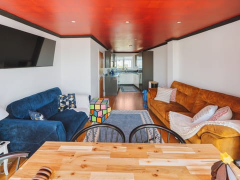 Open plan living space | Crescent House, Pennar