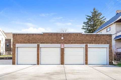 OFFSTREET PARKING AREA/NO GARAGE PARKING