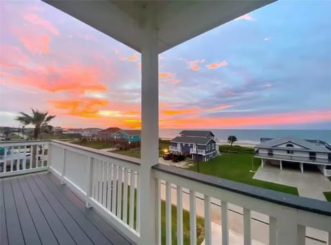 Beachfront Views & Sunrise Balcony!
Steps to the sand & sunrise from the deck.