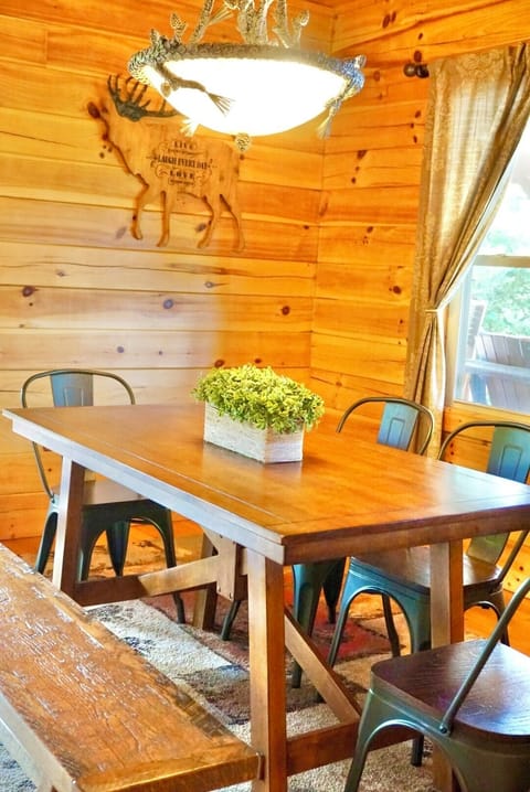 Tranquility Cabin: 6-seater dining area