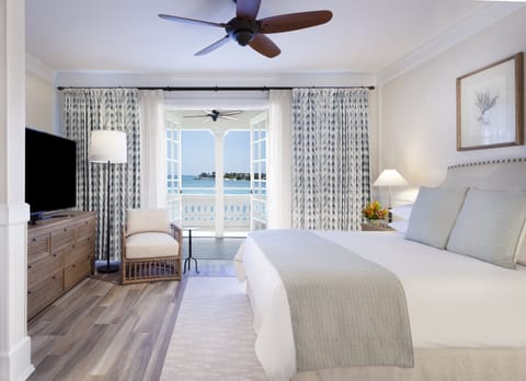 Room with 1 King bed. Views, colors and decor may vary.