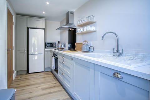 Waterfront 2 - 2 Bedroom Apartment - Wisemans Bridge (25483)