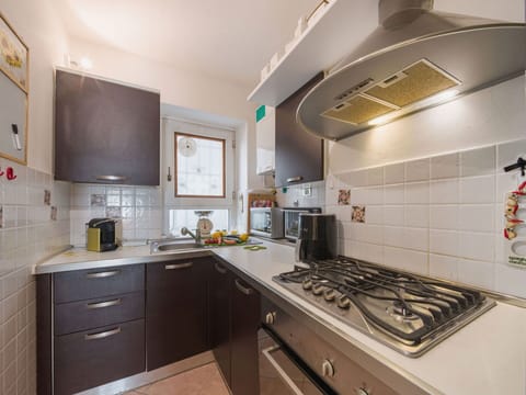 Kitchen Appliance, Kitchen, Countertop, Major Appliance, Kitchen Stove, Cabinetry, Home Appliance, Interior Design, Flooring, Stove