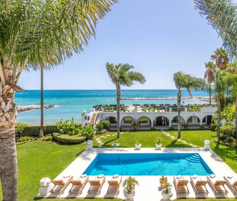 Crossa Homes | Luxury Villa El Martinete, Frontline Puerto Banús