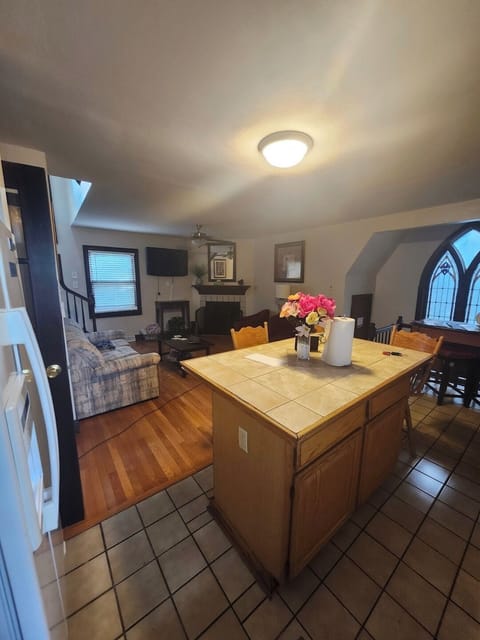 Eat in island seats 3/4