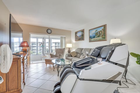 Lauderdale Lakes Vacation Rental | 1BR | 1BA | 784 Sq Ft | 1 Step to Enter