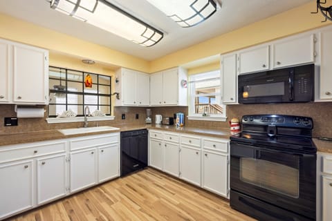 Lots of counter and cupboard space