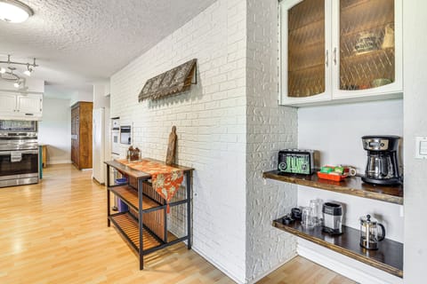 Kitchen | Coffee Bar | Coffee & Tea Provided