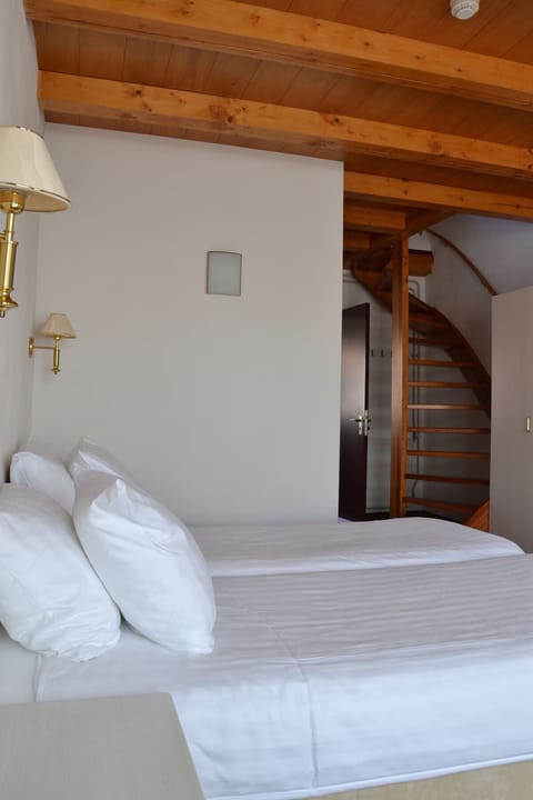 Comfortable Unit with Four Twin size beds