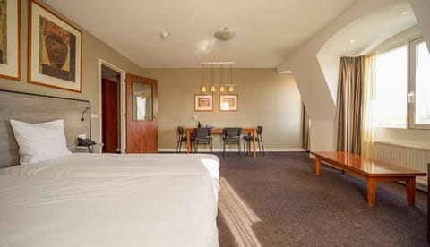 Comfortable Unit with Four Twin size beds