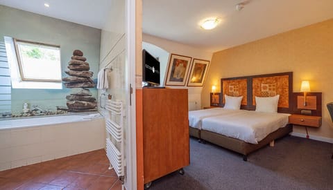 Comfortable Unit with Two Twin size beds