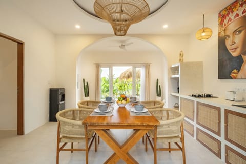 Fully equipped kitchen with dining table for four – Villa Merlin