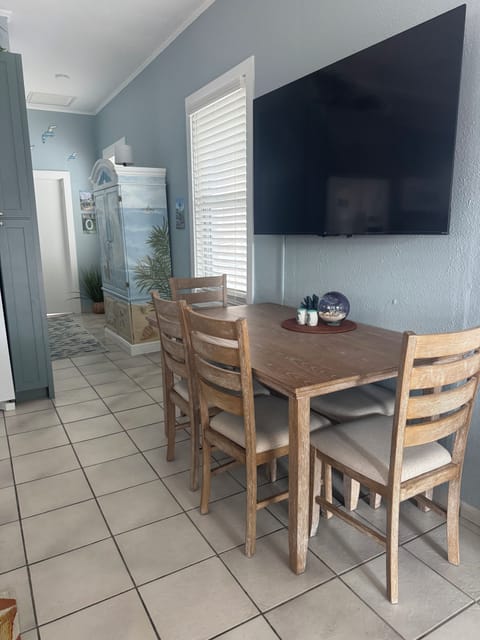 Dining room table seats 6, bench seat under table