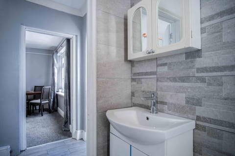 Flat 1 Brunswick - 2 Bed Economy Flat - Swansea (7285)