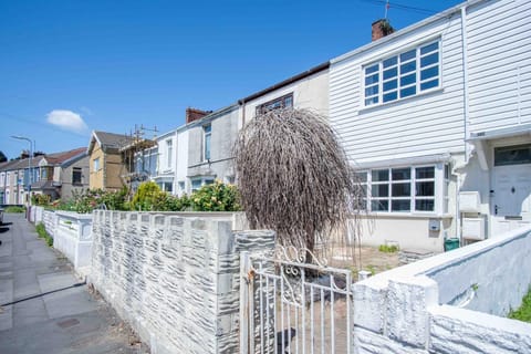 Flat 1 Brunswick - 2 Bed Economy Flat - Swansea (7263)