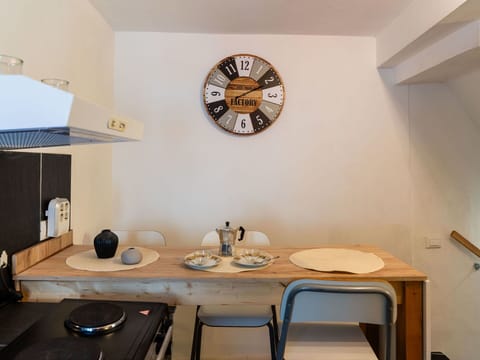 Furniture, Apartment, Chair, Balcony, Kitchen & Dining Room Table, Outdoor Furniture, Houseplant, Coffee Table