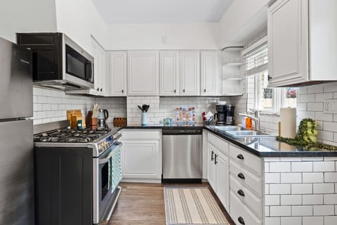 Compact and fully equipped kitchen