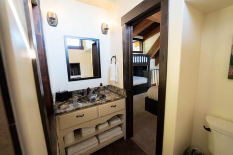 Each of the home`s bathrooms is stocked with plenty of high quality linens | Upper Level